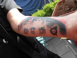 Ruffy hatte, bevor sie von bartholomaeus bär auf verschiedene inseln geschickt wurde, mit der bande ausgemacht, dass sie sich in 3 tagen wieder beim schiff treffen. One Piece Tattoo S Seite 2