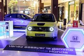 Honda La E Et La Jazz Hybrid Exposees Et A L Essai Dans Les Centres Commerciaux En 2020 Honda Fit Honda Centre Commercial