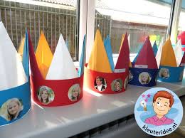 Herbruikbare raamsticker koningsdag kroon, gemaakt van statisch vinyl. Kronen Voor Koningsdag 1 Kleuteridee Nl Spring Crafts Crafts Arts And Crafts