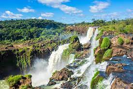 It's relatively small compared to its neighbours, with an area of 406,752 km2: Reise Paraguay Wetteronline