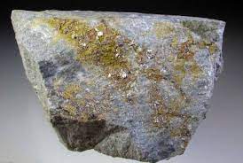 Ada batuan putih berurat emas (urat kaca atau batuan kaca transparan). Jenis Batuan Mengandung Emas