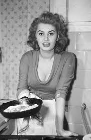 Spaghetti con salsa alla sofia loren. Sophia Loren Making Pasta In An Italian Restaurant 1957 9gag