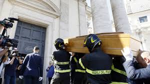 I funerali di Andrea Purgatori: chiesa gremita per l'ultimo saluto. Tanti vip e amici