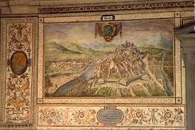 Eine besondere besichtigung, die der schlacht von anghiari gewidmet ist, das berühmteste unvollendete werk von leonardo da vinci, das von seinen zeitgenossen gelobt und von einer ganzen künstlergeneration kopiert wurde, und das eine wand des großen saals im palazzo vecchio schmücken sollte, in dem zu der damaligen zeit die staatsratssitzungen der republik florenz stattfanden, heute als. Toskana Florenz Palazzo Vecchio