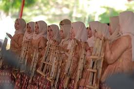 Alat musik tradisional ini dulu pernah berkembang di pidie, aceh besar dan juga aceh barat. Mengenal Riwayat Angklung Musik Tradisional Jawa Barat Yang Mendunia Pesonaindonesia Kompas Com