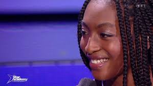 ⭐ Ebony chante "Petite Marie" de Francis Cabrel qui devait le faire en  surprise son père Thierry Cham mais a été retenu à l'étranger. Au final  c'est Mentissa donc qui chante avec