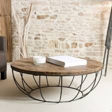 Sa structure en métal rappelle les pots de lait traditionnels. Table Basse Ronde En Bois Et Metal Noir A Decouvrir Pour La Maison