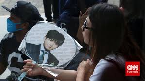 Penggemar indonesia membuat blog yang menyajikan konten yang kurang lebih sama dengan situs online berbahasa korea dan inggris, yaitu informasi dan berita terbaru mengenari dbsk dan suju. Meraup Ratusan Juta Dari Sesama Penggemar K Pop