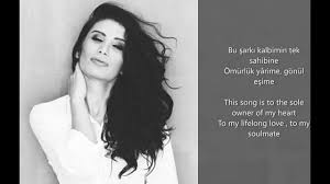 Çok şükür bin şükür seni bana verene yazmasın tek günümü sensiz kadere ellerimiz bir gönüllerimiz bir ne dağlar denizler engeldir sevene. Irem Derici Kalbimin Tek Sahibine Turkish Songs English Lyrics Youtube