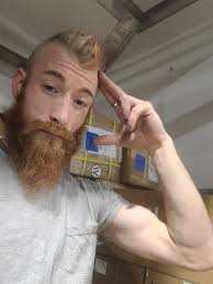 People who know how to pose with sculptures **