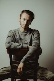 The photo shoots to build my portfolio have all been the standard fashion, easy going posing etc which is great but i'm starting to see the same photos over and over. 21 Poses To Try When Photographing Men 500px