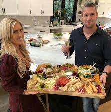 Videon toisto ei taida onnistua. Flip Or Flop S Christina El Moussa Spends Holidays With New Husband Ant Anstead And Their Children Hg Fandom