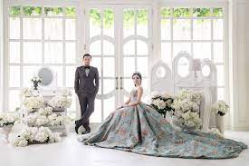 Paket wedding organiser di rumah; Foto Prewedding Indoor Valio Studios Jogja The Bride Dept