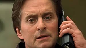 Da oggi su Netflix il film che asfaltò Il silenzio degli innocenti:  tensione pura e spietata, Michael Douglas devastante