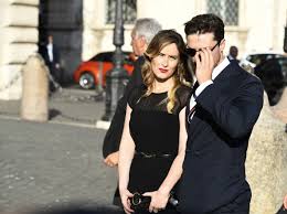 In netta controtendenza con i tempi. Maria Elena Boschi E Giulio Berruti Insieme Al Salone Del Mobile Corriere It