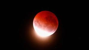 Watch the rare super blue blood moon darken the sky around the world during a spectacular natural event nasa dubbed a 'lunar blue moon 2018: Chandra Grahan 2018 Facts Timing Do S And Don Ts During Super Blue Blood Moon On Lunar Eclipse Latestly