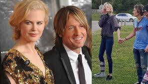 Wife nicole kidman and daughters faith and sunday rose joined the singer onstage during nashville's outdoor new year's eve countdown. Keith Urban Reveals Wife Nicole Kidman Broke Her Ankle