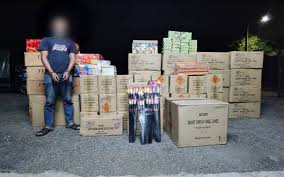 Perkhidmatan secara kontrak pengilangan (contract manufacturing). Bernama Polis Tahan Lelaki Rampas 65 Kotak Mercun