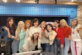 Twice (트와이스) состоит из 9 участниц: íŠ¸ì™€ì´ìŠ¤ êµ­ë³´ê¸‰ ë¹„ì£¼ì–¼ ë‹¨ì²´ìƒ· ì˜ˆìœ ì•  ì˜†ì— ì˜ˆìœ ì•  ìŠ¤íƒ€íˆ¬ë°ì´