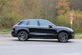 Fotos espía porsche macan facelift 2022s. 2022 Porsche Macan Gets Another Facelift To Keep Ev Sibling Company Carscoops