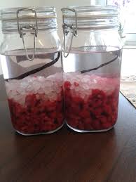 Himbeerlikor 750 Gr Himbeeren Frische Oder Tiefgekuhlt 450 Gr Weisser Kandiszucker 1 5 Liter Wodka 2 Vani Essen Und Trinken Lecker Bowle Rezepte Mit Alkohol