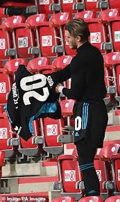 Beşikaş'ın eski kalecisi loris karius, önceki gün mykonos'ta gizemli bir kadınlar birlikte görüntülendi. Loris Karius Has No Chance Of Union Berlin Signing Him Despite Making His Debut This Weekend Daily Mail Online