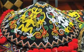 Marek empang iaitu hiasan dada yang diperbuat daripada manik dan bebola kain adalah antara. Manik Warisan Unik Harian Metro