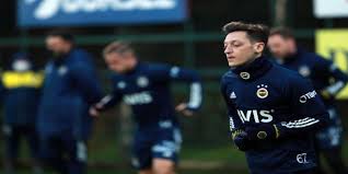 Transferi bugün resmiyete kavuşan dünyaca ünlü yıldız mesut özil, bugün fenerbahçe ile ilk antrenmanına çıktı. Mesut Ozil Fenerbahce Ile Ilk Antrenmanina Cikti