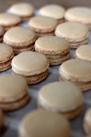 Bonjour Je Profite Des Vacances Pour Realiser Des Macarons J J Ai Choisi Comme Parfum Pour Ces Macarons Choc Macaron Chocolat Blanc Macaron Recette Macaron