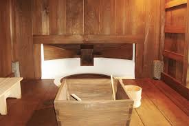 Japanisches ofuro bad wird von fiberglas vorgezeigt und sieht luxuriös in allen gärten aus. Ofuro Die Japanische Badewanne Japanwelt