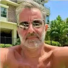 Odio esta distancia, quiero estar contigo, abrazarte, besarte, tomar tus  manos, mirarte, escuchar tu voz, ver tu sonrisa y escucharte reír.💝 Al  menos toca el corazón ❤️ para mí por favor 🙏