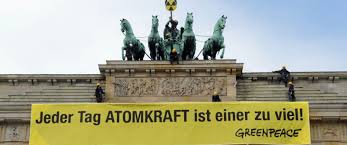 „identitäre bewegung rechte aktivisten klettern auf brandenburger tor. Viele Passanten Haben Uns Applaudiert