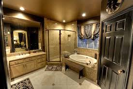 Çerçevesiz aynalarıyla daha doğal bir görünüm elde edilmiş. Modern Banyo Dekorasyonlari