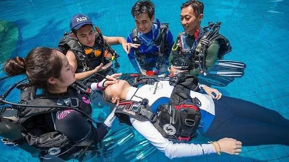 PADI Rescue Diver Course | Manage Dive Emergencies & Build Confidence