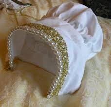 Semplice Cuffia In Cotone Che E Stata Impreziosita Con Passamaneria Dorata E Un Filo Di Perle Costo 45 Tudor Dress Tudor Costumes Medieval Hats