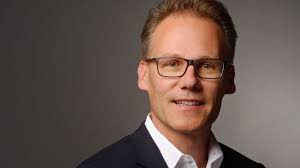 Handelsblatt Media Group: Ivo Hoevel wird Director Sales & Marketing, Iris  Bode geht
