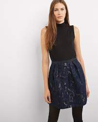 Jupe 3/4 à motifs noir et blanc en jacquard 95% polyester 5% elasthanne. Jupe En Jacquard Floral High Waisted Skirt Fashion High Waisted