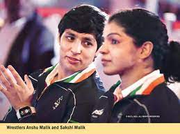 anshu malik: CWG 2022: Indian grapplers Anshu Malik, Sakshi Malik storm  into semi-finals - The Economic Times