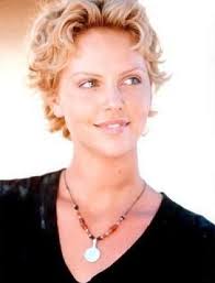 Ein mittellanger haarschnitt harmoniert ideal zum seitenscheitel. Hollywood Star Charlize Theron Bilder Tv Spielfilm