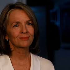 Diane Keaton (1946-2025) avait cette alchimie — fragile, drôle, vraie —  dans chaque silence qu’elle habitait., Dans Tout peut arriver, elle incarne  Erica Barry avec grâce : drôle, blessée, lumineuse., ...