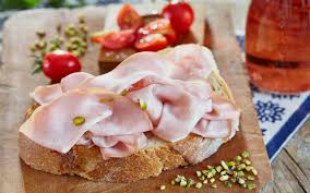 Quindi passate le fette di mortadella, una per volta, prima lascia il tuo commento se hai provato la ricetta, se vuoi un chiarimento prima di cimentarti nella realizzazione del piatto o semplicemente per lasciare il tuo saluto. Bruschette Miele E Mortadella Antipasto Buono E Veloce