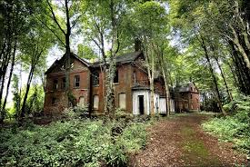 Abandoned Fort Andrews Peddocks Island Boston Harbor Massachusetts Fort Andrews Officer S Quaters Was Crea Ruins Architecture Haunted Places Abandoned Places