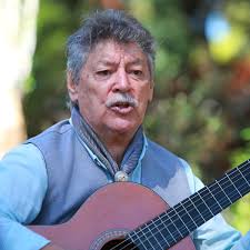 La guitarra de Barcelona del payador 'Lopecito' pone ritmo a la Semana  Criolla uruguaya