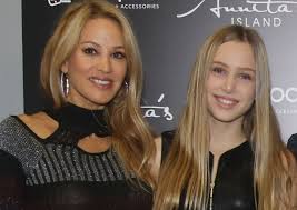 Η αννίτα ναθαναήλ με τον γιώργο ντάβλα στο irepair. Annita Na8anahl H Megalyterh Korh Ths Elampse Sthn Pasarela Ki Ekeinh Thn Apolayse Me Perhfania