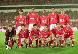 Trocar o pneu do carro em andamento é complicado. Grandes Jogos Ja Houve Uma Serie Pior Do Benfica Sim No Pior Benfica De Sempre Em 2000 01 Tribuna Expresso