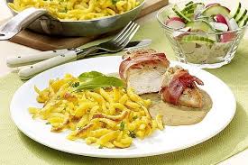 Hahnchenbrust In Fruhlingskrautersauce Mit Spatzle Von Henglein Chefkoch Rezept Lebensmittel Essen Hahnchenbrust Hahnchen