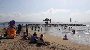 Update situasi pantai sanur bali hari ini di hari kemerdekaan republik indonesia, kondisinya sangat ramai oleh warga lokal bali. Ratusan Pengunjung Menikmati Liburan Di Pantai Sanur Berenang Atau Bermain Pasir Tribun Bali