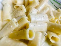 La pasta ai quattro formaggi è una golosità condita con quattro specie di formaggi differenti ed è la ricetta ideale per tutti i fervidi appassionati del formaggio. Paste Cu Sos Quattro Deliciile Mirelei Cu Thermomix Facebook
