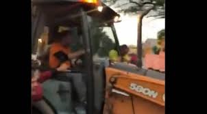 Viabilizou grandes obras, ajudou a consolidar o plano real e nunca foi processado por roubalheira. Apos Selfies Trator Usado Por Cid Gomes Volta Para Obra Em Sobral Brasil O Dia