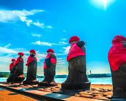 stone monkeys lining the path leading to Otokotake Shrine, adding to the mystical atmosphere of the place.の画像